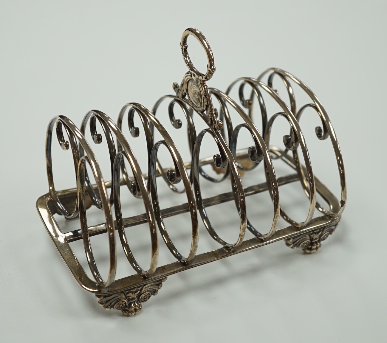A William IV silver seven bar toastrack, with ring handle, on winged paw feet, Settle & Wilkinson, Sheffield, 1830, length 16.7cm, 10oz.